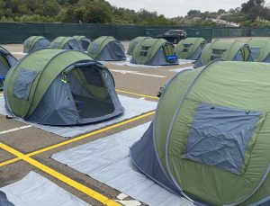 San Diego, evsizler için ilk ‘güvenli uyku alanı’ çadırlarını açtı