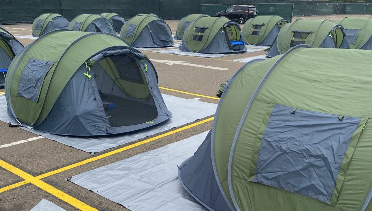 San Diego, evsizler için ilk ‘güvenli uyku alanı’ çadırlarını açtı