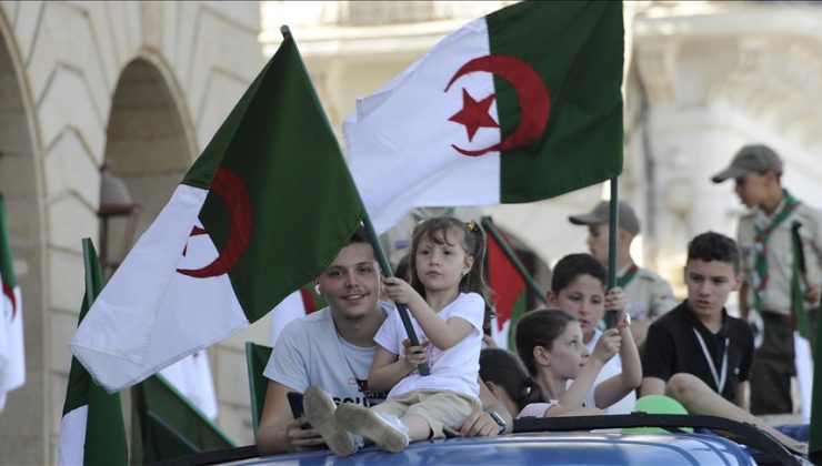 Cezayir’de bağımsızlığın 61. yıl dönümü çeşitli etkinliklerle kutlandı