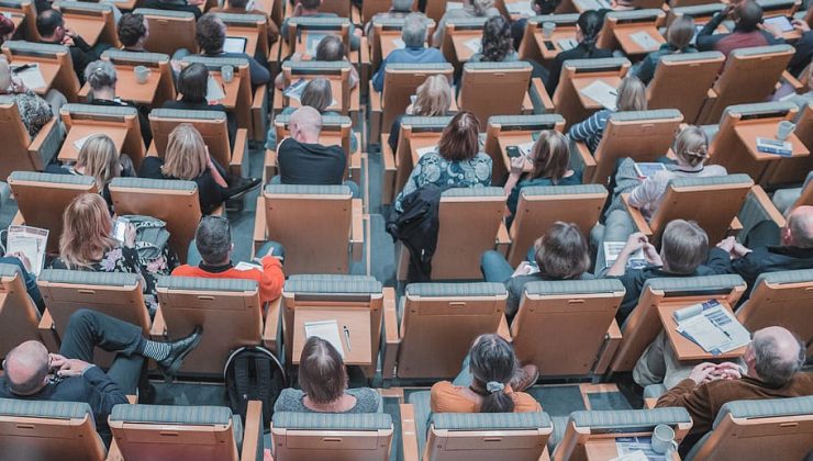 Tüm sınıfı cinsel tacize maruz bırakan profesör kovuldu