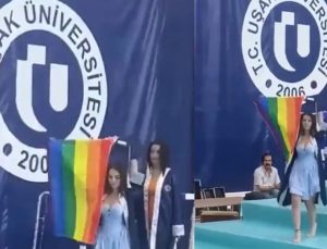 Uşak Üniversitesi’nin mezuniyet töreninde LGBT bayrağı açıldı