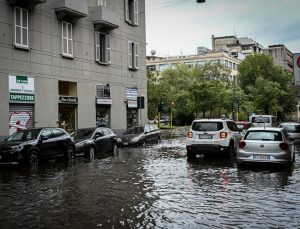 İtalya’nın kuzeyi olumsuz hava koşullarıyla, güneyi ise yangınlarla mücadele ediyor