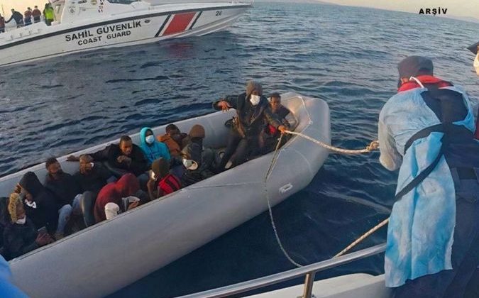 İzmir açıklarında 15 düzensiz göçmen yakalandı