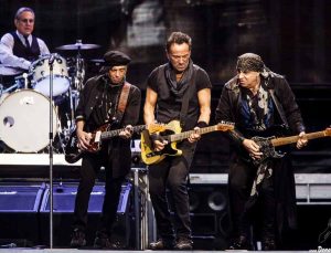Hastalanan Bruce Springsteen iki konserini iptal etti
