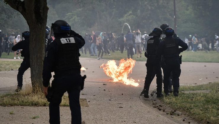 Fransa’da 5 polis protestolarda bir genci öldürme suçlamasıyla gözaltına alındı