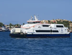 İzmir’de yolcu gemisi kıyıya çarptı