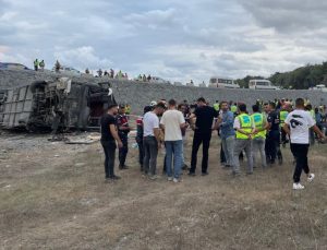 Kemerburgaz’da servis otobüsü köprüden düştü, 27 işçi yaralandı