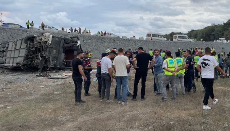 Kemerburgaz’da servis otobüsü köprüden düştü, 27 işçi yaralandı