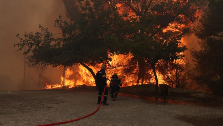 Yunanistan’daki yangın sanayi bölgesindeki fabrika ve depolara kadar ulaştı