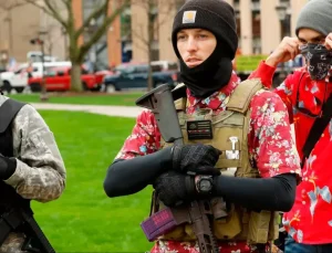 ABD’de askeri üniformalı bir gruptan protesto eylemi