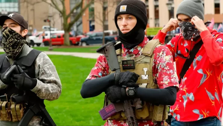 ABD’de askeri üniformalı bir gruptan protesto eylemi