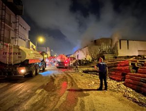 Adana’da kereste imalathanesinde yangın