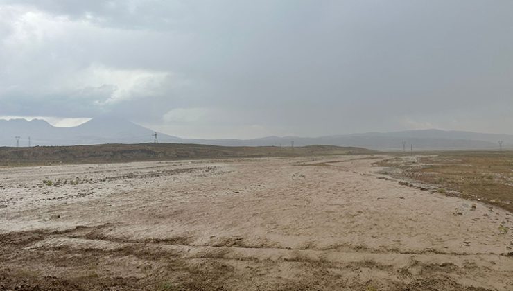 Ağrı’yı sel götürdü, Türkiye-İran kara yolu ulaşıma kapandı