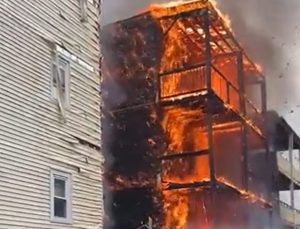 Boston’da 3 katlı binada yangın paniği