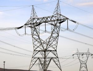 İran’da normalden fazla tüketim nedeniyle 50 kurumun elektriği kesildi