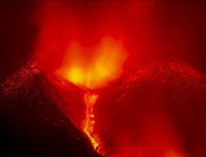 Etna Yanardağı’nda patlama