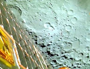 Hindistan’ın Chandrayaan-3 uzay aracı Ay’ın yeni fotoğraflarını paylaştı