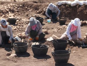 Çayönü Höyüğü’nde 5 sandık mezar daha bulundu