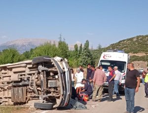 Isparta’da minibüsle tarım aracı çarpıştı: 1 kişi hayatını kaybetti, çok sayıda yaralı var!
