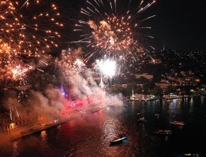 İstanbul’da tarihi mekanlara ”Zafer Bayramı” ışıklandırması