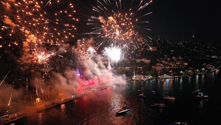 İstanbul’da tarihi mekanlara ”Zafer Bayramı” ışıklandırması