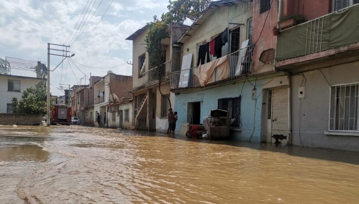 İzmir’de su borusu patladı: Sokaklar göle döndü, evleri su bastı