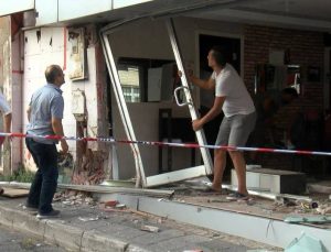 Kadıköy’de otomobil berbere girdi: 1’i çocuk 4 yaralı