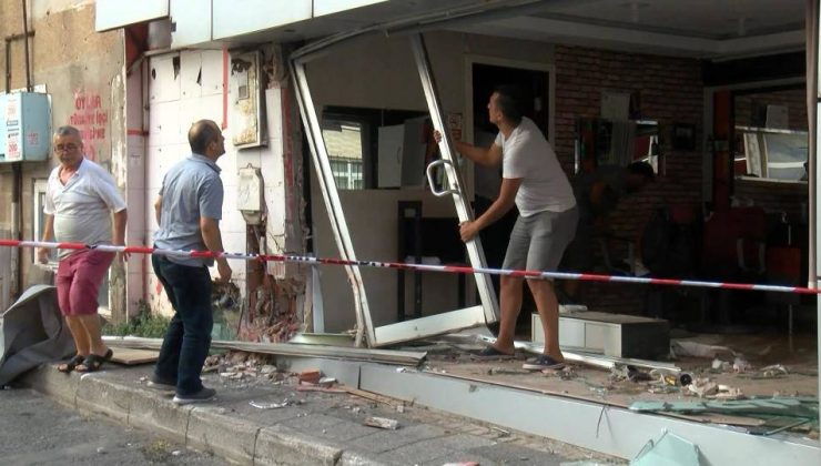 Kadıköy’de otomobil berbere girdi: 1’i çocuk 4 yaralı