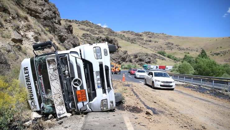 Erzincan’da devrilen zift yüklü tankerin sürücüsü yaralandı