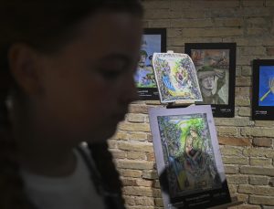 Kiev’de Ukraynalı çocukların askerleri desteklemek için çizdiği resimler sergileniyor