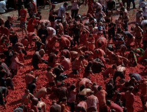 La Tomatina’da 120 ton domates kullanıldı