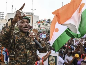Macron, Nijer’deki  büyükelçileri geri çekmiyor