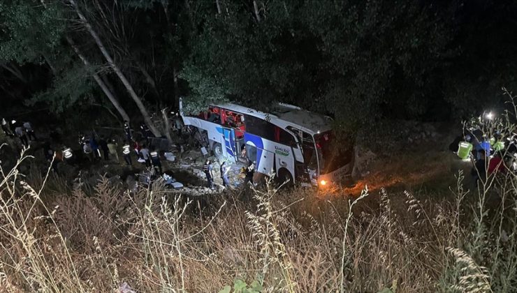 Yolcu otobüsü üzüm bağına uçtu: 15 yaralı