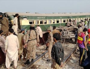 Pakistan’da tren raydan çıktı: En az 30 kişi hayatını kaybetti