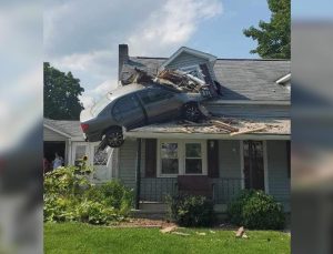 Otomobil evin ikinci katına girdi, bu nasıl kaza?