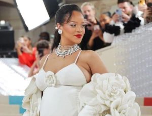 Rihanna ikinci kez anne oldu