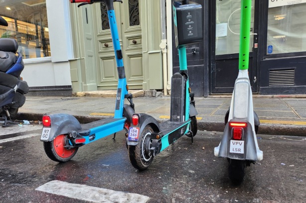 Paris sokaklarında kiralık scooterlar toplanıyor