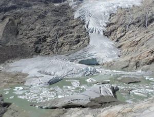 Avusturya’nın en hızlı eriyen buzulu onlarca yıllık cesedi ortaya çıkardı