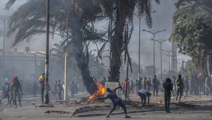 Senegal de karıştı, Fransa karşıtı gösteriler