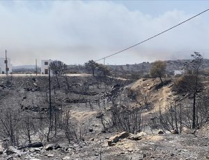 Yunanistan, Rodos’u yangın nedeniyle terk eden turistlere bir hafta ücretsiz tatil verecek