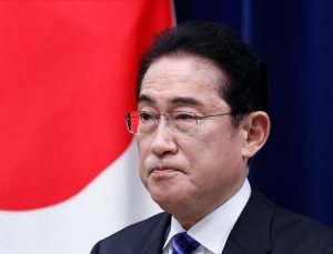 Japonya Başbakanı “radyoaktif su” endişelerini gidermek için deniz mahsulü tüketti
