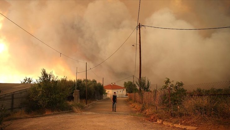 Yunanistan’da yangınların 8’inci gününde tahliyeler sürüyor