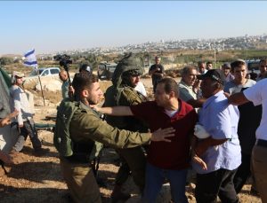 Yahudi yerleşimcilerden Batı Şeria’da Filistin köyüne baskın