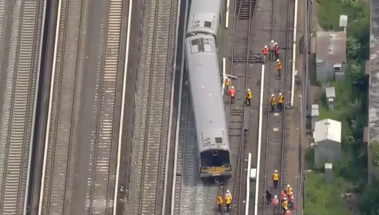 Queens’te tren raydan çıktı: 13 kişi yaralandı