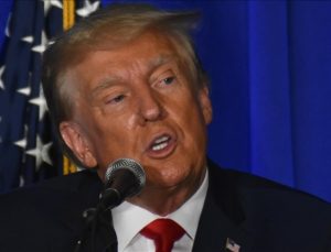 ABD’de Trump’a yönelik seçim müdahalesi davasında ekibinden ilk kişi teslim oldu