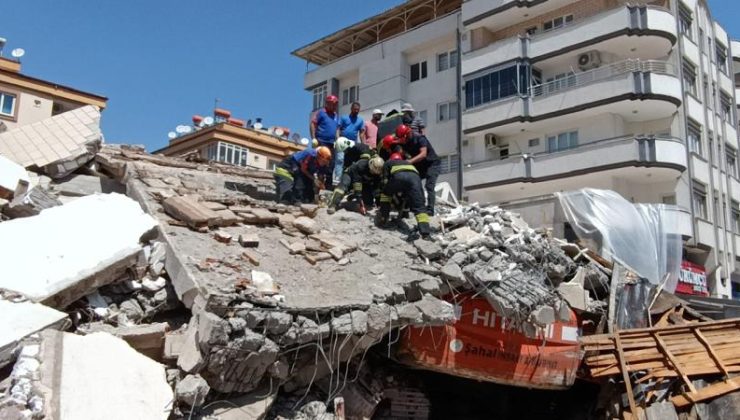 4 katlı bina çöktü; iş makinesi operatörü enkaz altında kaldı