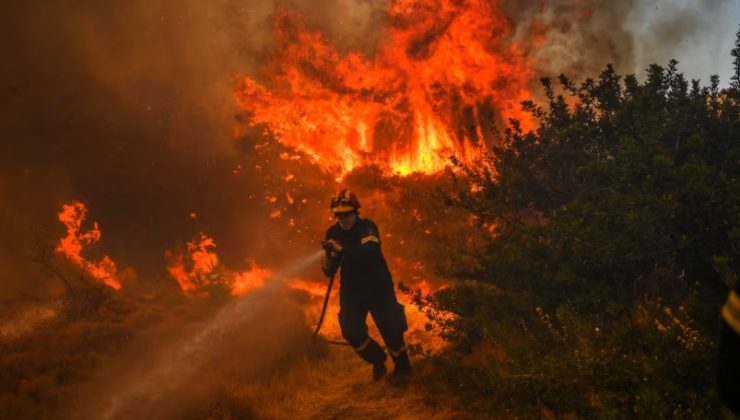 Yunanistan’daki yangınların 13’üncü gününde havadan müdahalede zorluk yaşanıyor