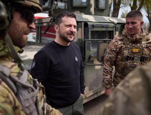 Ukrayna Devlet Başkanı Zelenskiy, Zaporijya bölgesindeki birlikleri ziyaret etti