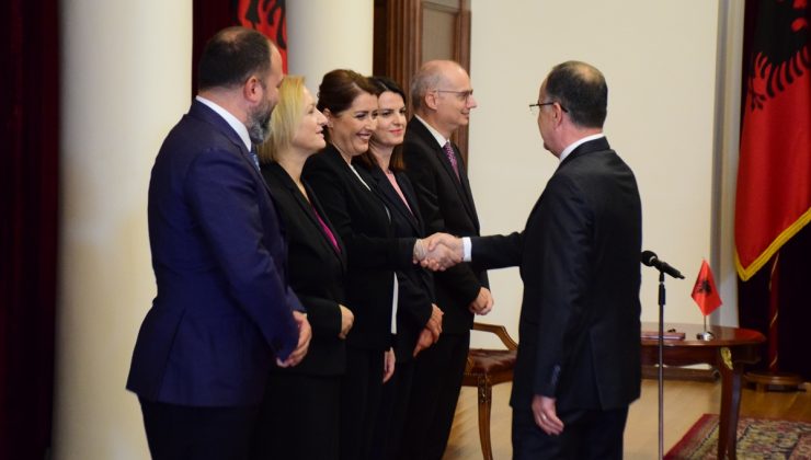 Arnavutluk’ta yeni bakanlar yemin ederek görevlerine başladı