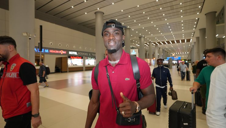 Beşiktaş’ın yeni transferi Eric Bailly, İstanbul’a geldi